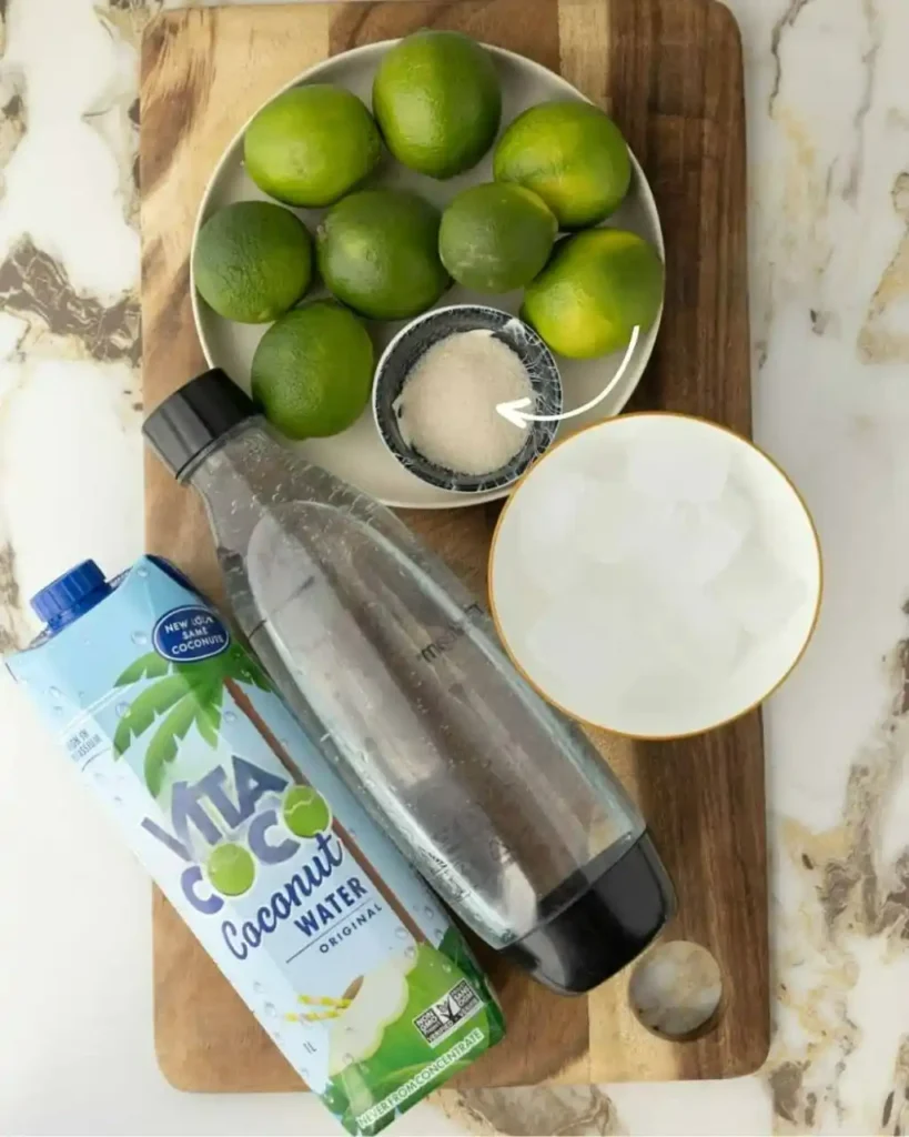 Zutaten für Caipirinha alkoholfrei mit Limetten, Zucker, Kokoswasser und Sprudel für Virgin Caipirinha ohne Alkohol