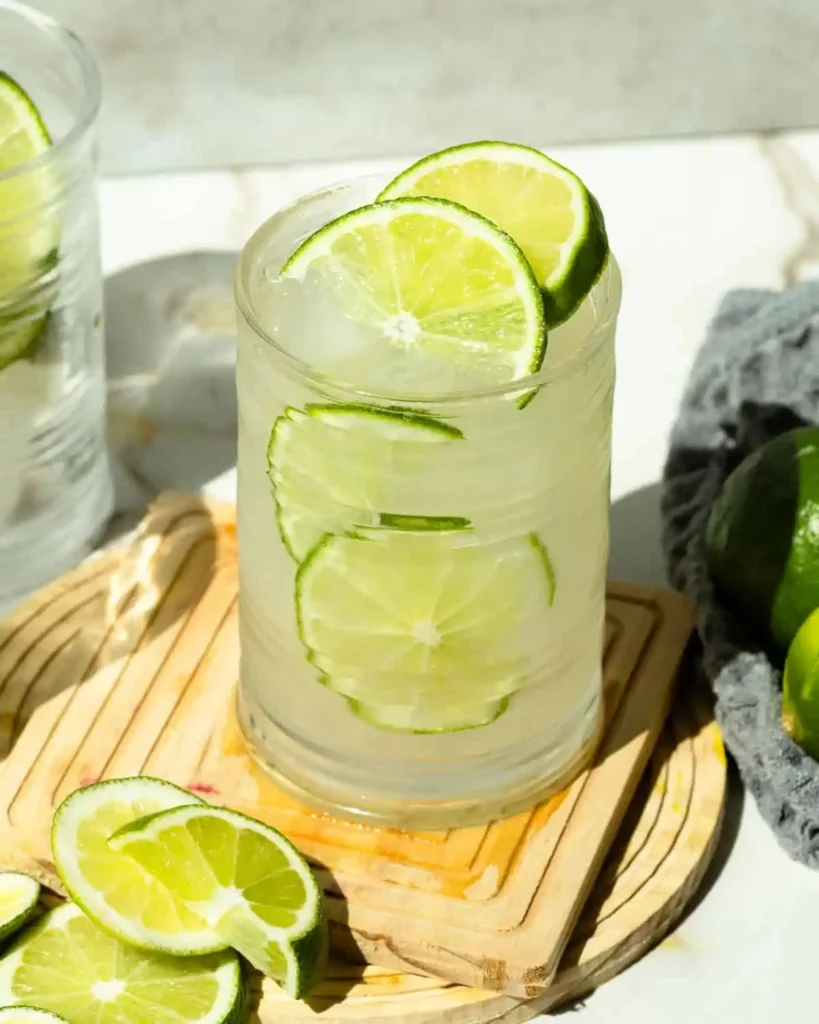 Caipirinha alkoholfrei im Glas mit vielen Limettenscheiben und Eis als Virgin Caipirinha ohne Alkohol