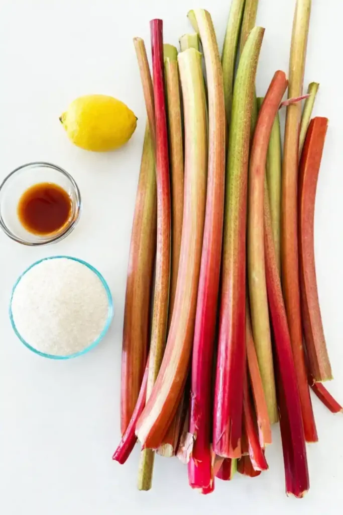 Frischer Rhabarber mit Zucker, Zitrone und Vanille – Zutaten für Rhabarber Kompott nach Omas DDR Rezept