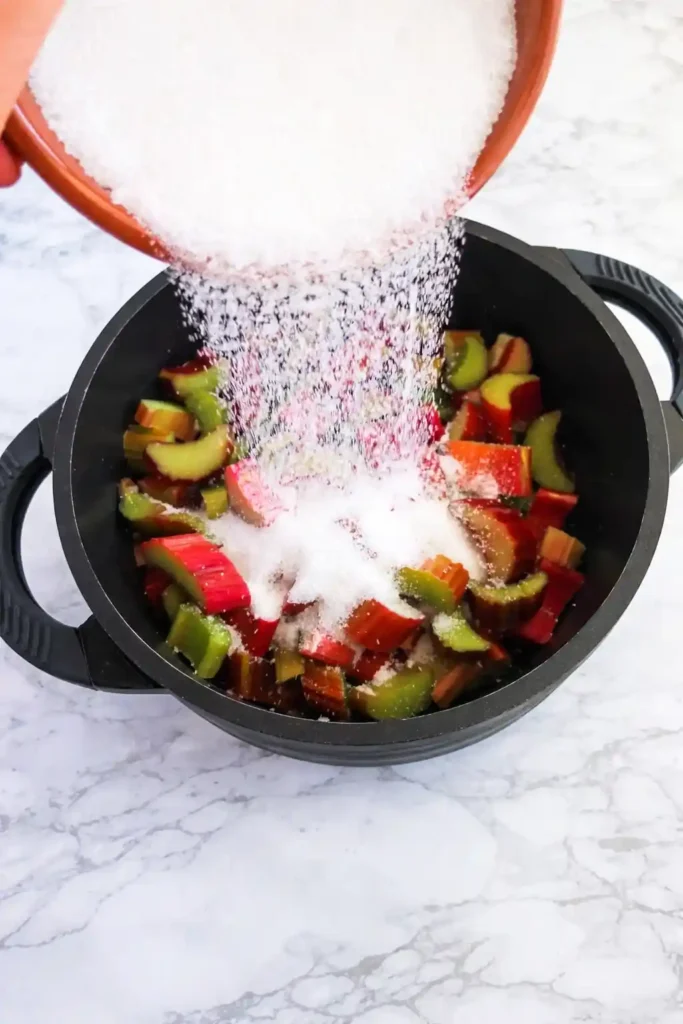 Rhabarber mit Zucker im Topf – Zubereitung für Rhabarber Kompott nach Omas DDR Rezept