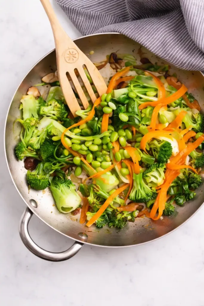 Pak Choi Pfanne mit Gemüse und Nudeln in der Pfanne, asiatisches Gemüse mit Brokkoli, Karotten und Edamame