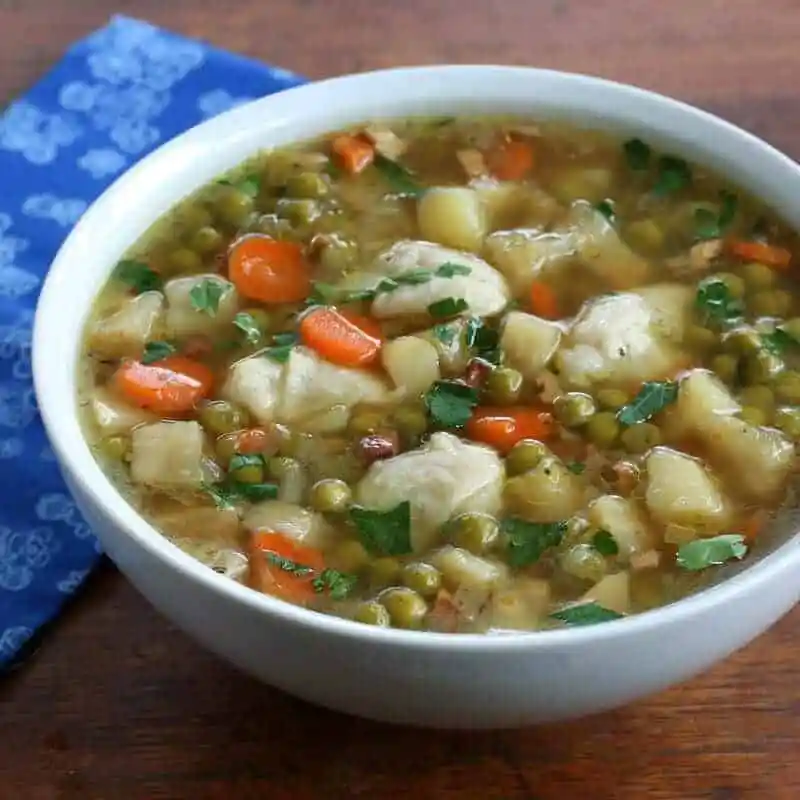 Erbsensuppe Rezept wie Oma mit Eierschwämmchen, Kartoffeln und Gemüse frisch serviert