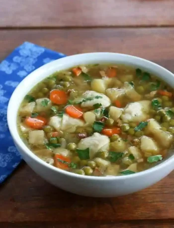 Erbsensuppe Rezept wie Oma mit Eierschwämmchen, Kartoffeln und Gemüse in einer Schüssel serviert