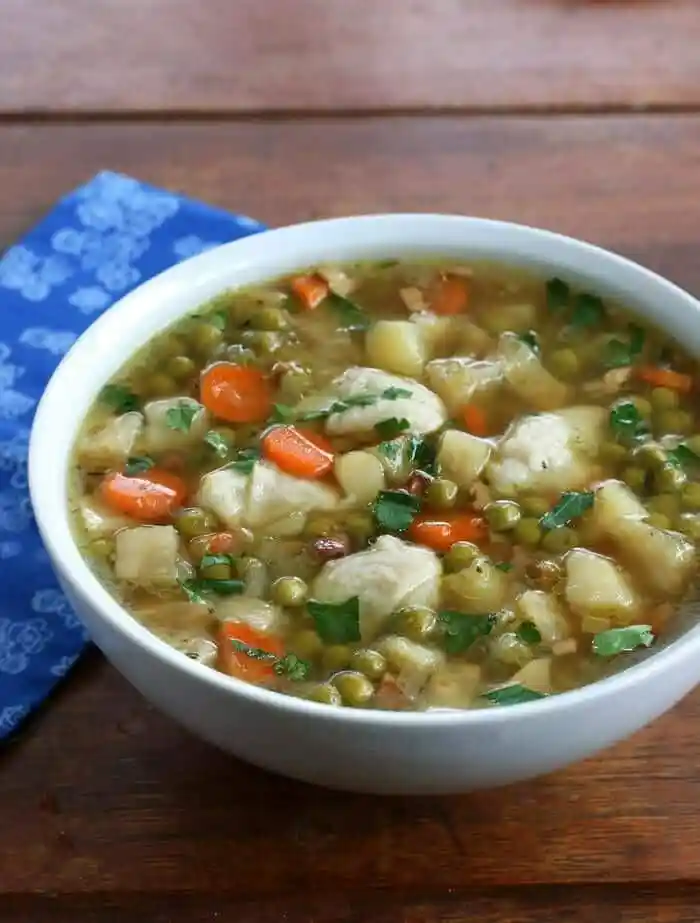 Erbsensuppe Rezept wie Oma mit Eierschwämmchen, Kartoffeln und Gemüse in einer Schüssel serviert