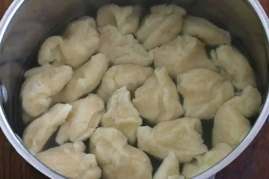 Eierschwämmchen für Erbsensuppe Rezept wie Oma im Wasser gekocht – klassische Suppeneinlage