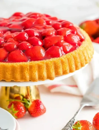 Erdbeerboden Rezept mit frischen Erdbeeren und Tortenguss – klassischer Tortenboden mit Erdbeeren wie bei Oma