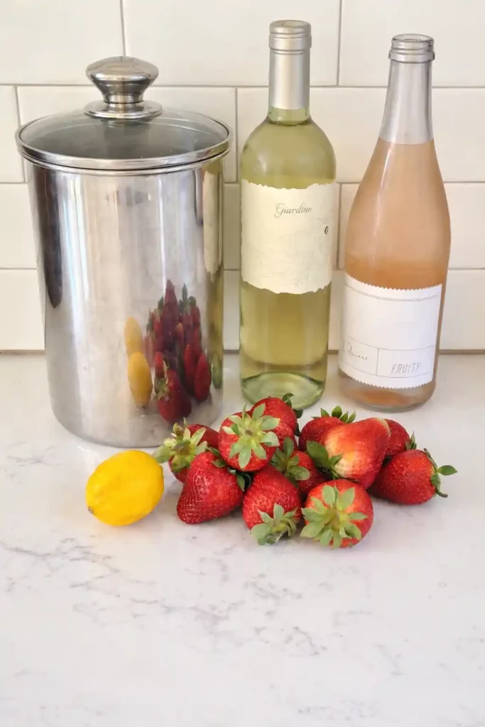 Zutaten für Erdbeerbowle klassisch mit Sekt und Weißwein, frische Erdbeeren, Zitrone, Weißwein und Sekt