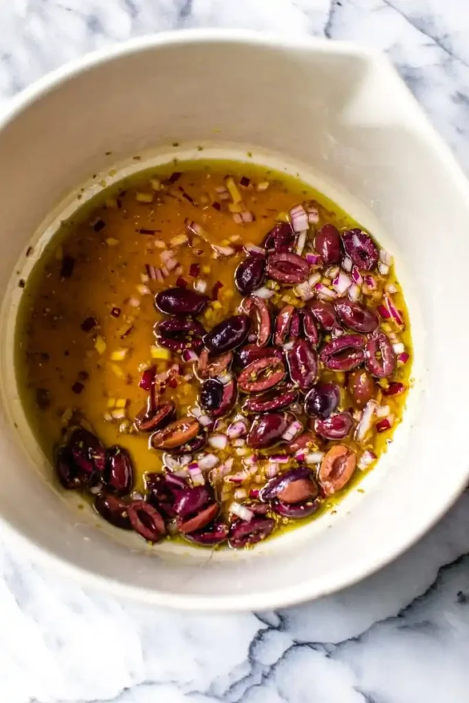 Kritharaki Salat Dressing mit Oliven, Zwiebeln und Gewürzen, griechisches Dressing für Reisnudelsalat