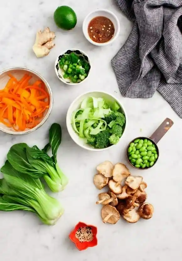 Zutaten für Pak Choi Pfanne mit Gemüse und Nudeln, frischer Pak Choi, Brokkoli, Karotten und Edamame