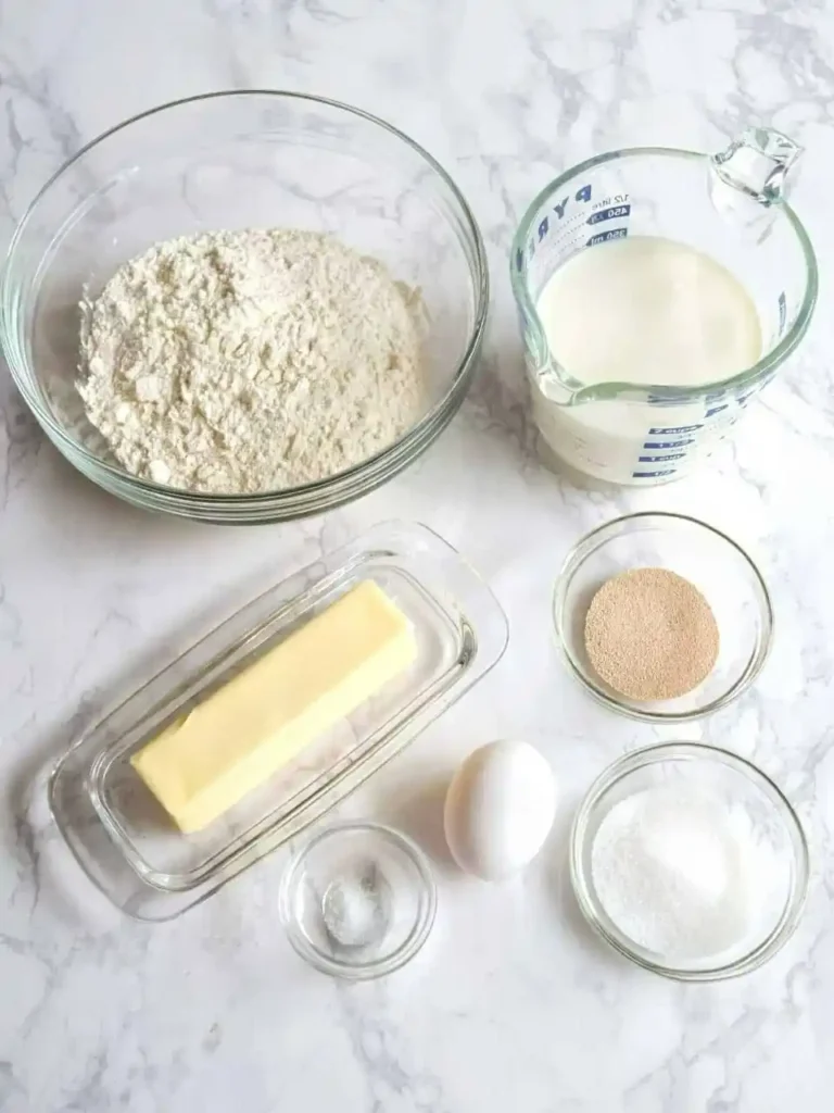 Zutaten für holländische Poffertjes mit Mehl, Milch, Hefe, Ei, Zucker und Butter für ein originales Poffertjes Rezept