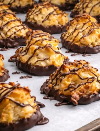 Kokosmakronen mit Schokolade nach Omas Rezept auf Backpapier – saftige kokosmakronen mit oblaten und schokoladenüberzug