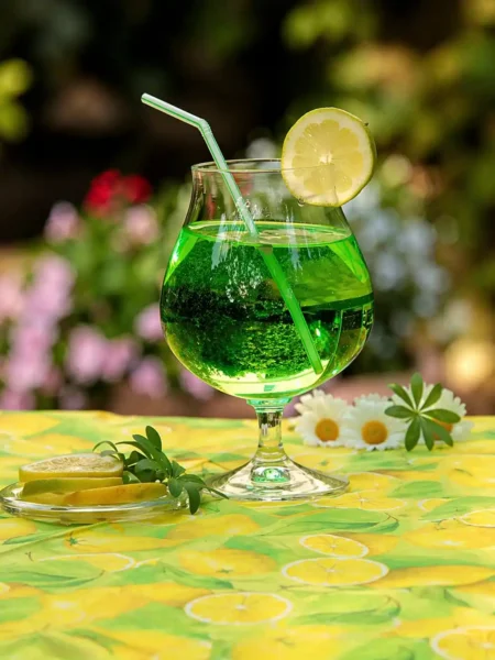 Maibowle alkoholfrei im Glas mit Zitrone als frische Waldmeisterbowle für den Frühling