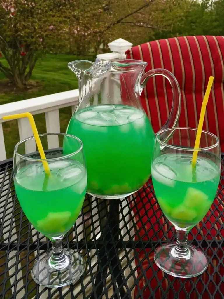 Maibowle alkoholfrei in Karaffe und Gläsern mit Ananas als frische Waldmeisterbowle für Frühling und Gartenfest