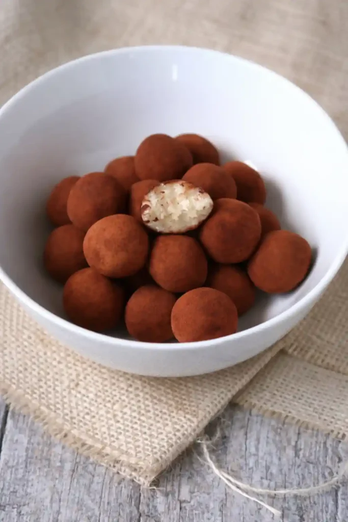 Marzipankartoffeln in Schüssel serviert – Marzipankartoffeln selber machen aus Mandeln