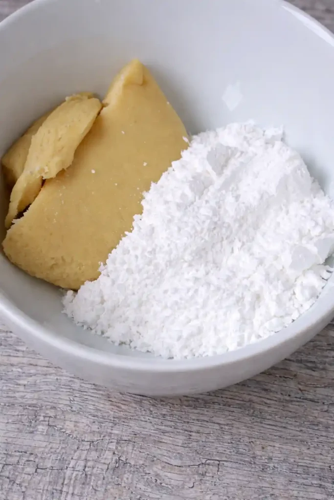 Marzipan und Puderzucker für Marzipankartoffeln – Zutaten für Marzipankartoffeln Rezept aus Mandeln