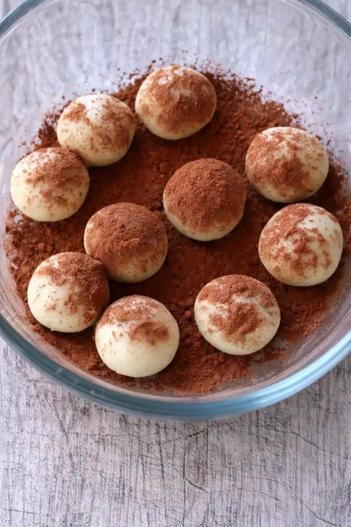 Marzipankartoffeln in Kakao wälzen – Marzipankartoffeln selber machen aus Mandeln