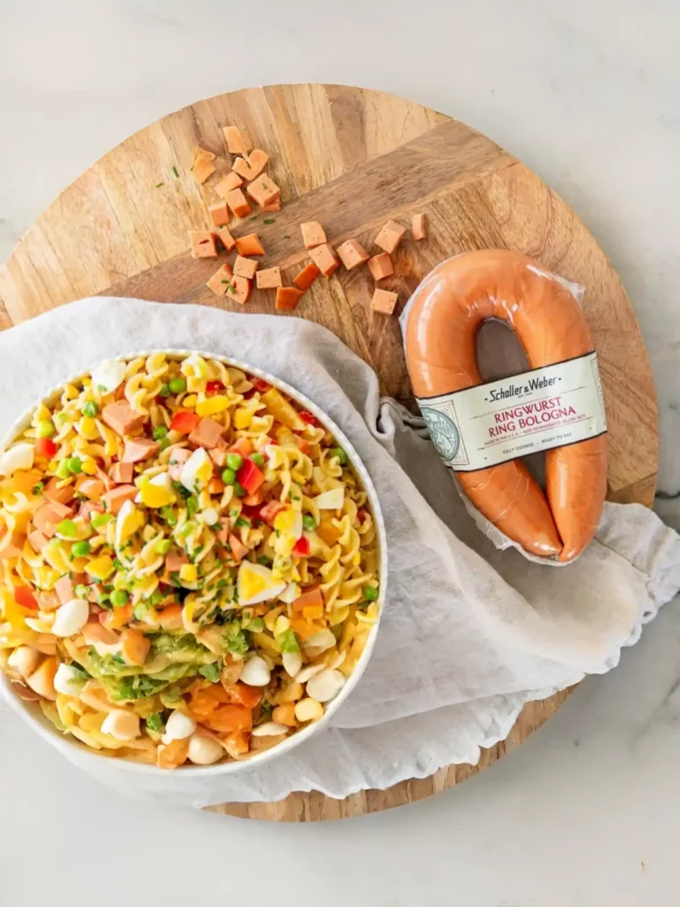 Nudelsalat klassisch mit Dressing, Fleischwurst und Eiern in einer Schüssel – cremiger Nudelsalat wie bei Oma
