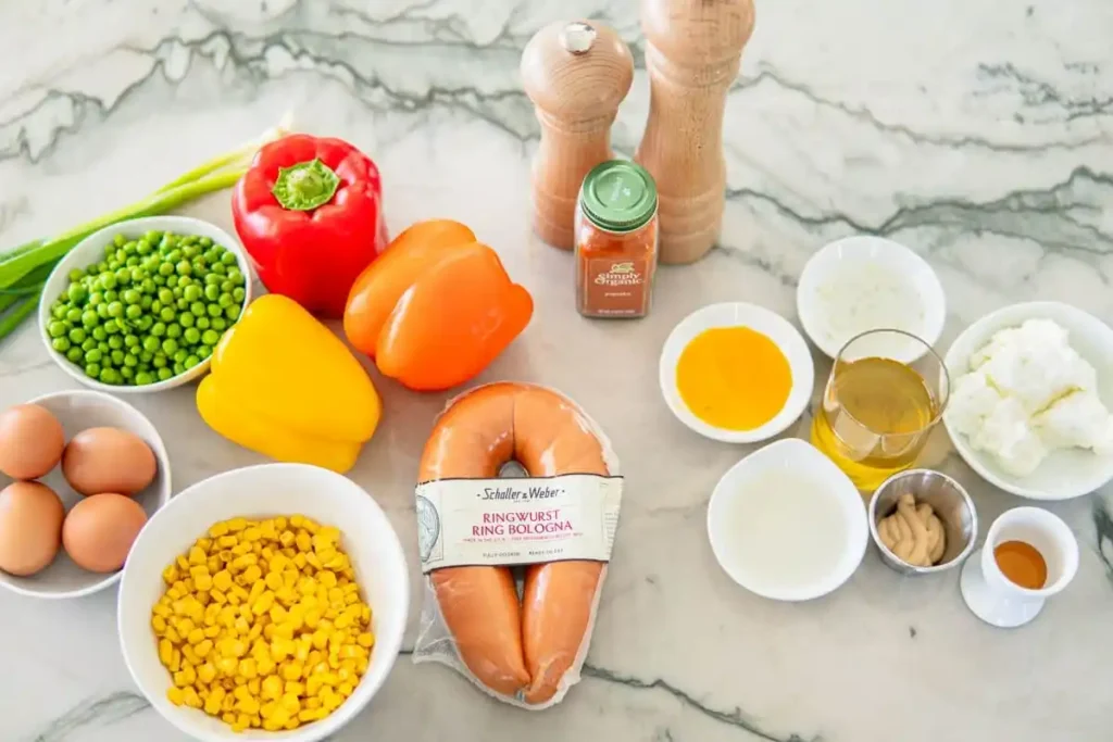 Zutaten für Nudelsalat klassisch mit Dressing – Fleischwurst, Eier, Paprika, Mais, Erbsen und cremige Nudelsalat Soße