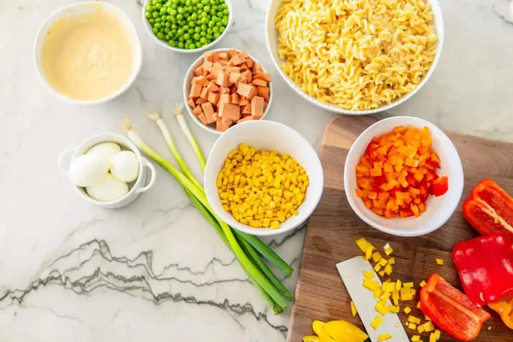 Zubereitung für Nudelsalat klassisch mit Dressing – Nudeln, Fleischwurst, Eier, Paprika, Mais und cremige Nudelsalat Soße