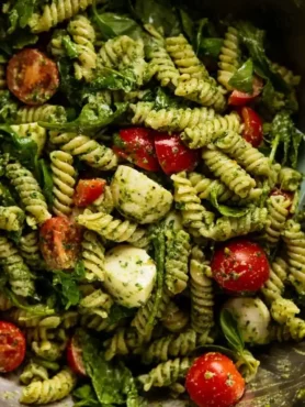 Nudelsalat mit Pesto und Pinienkernen – grüner pesto pasta salat mit Fusilli, Rucola, Tomaten und Mozzarella