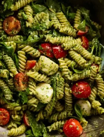 Nudelsalat mit Pesto und Pinienkernen – grüner pesto pasta salat mit Fusilli, Rucola, Tomaten und Mozzarella
