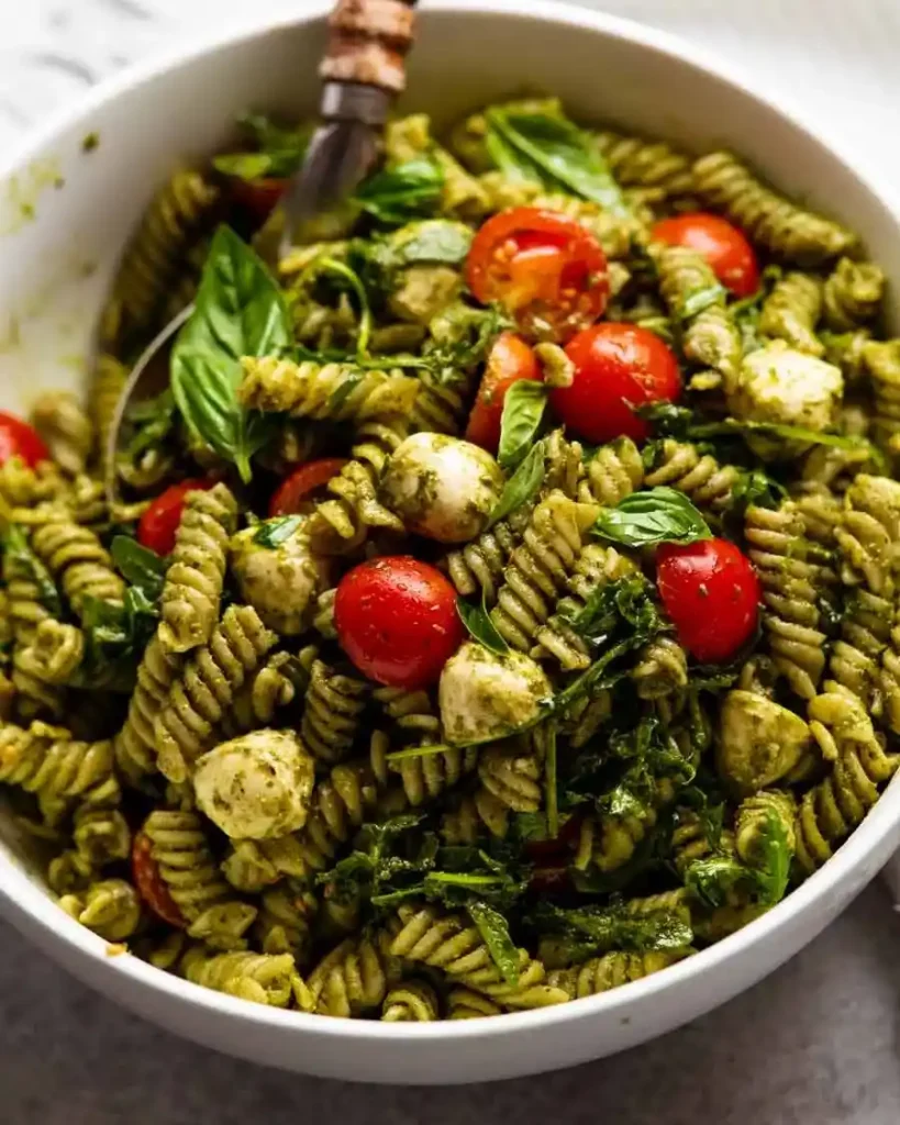 Nudelsalat mit grünem pesto, Fusilli, Kirschtomaten, Rucola und Mozzarella – frischer pesto pasta salat