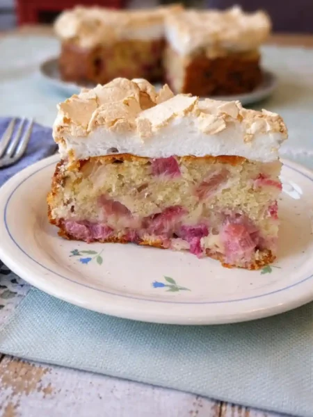 Rhabarberkuchen mit Baiser und Rührteig auf Teller – saftiger Omas Rhabarberkuchen mit luftiger Baiserhaube