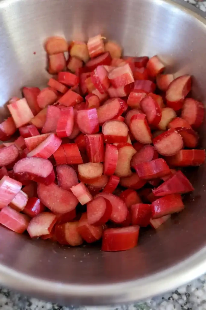 Rhabarber schneiden für Rhabarberkuchen mit Baiser – frischer Rhabarber für Omas Rhabarberkuchen mit Rührteig