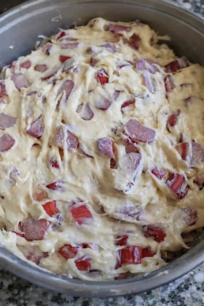 Rhabarber im Rührteig für Rhabarberkuchen mit Baiser – vorbereiteter Teig nach Omas Rezept