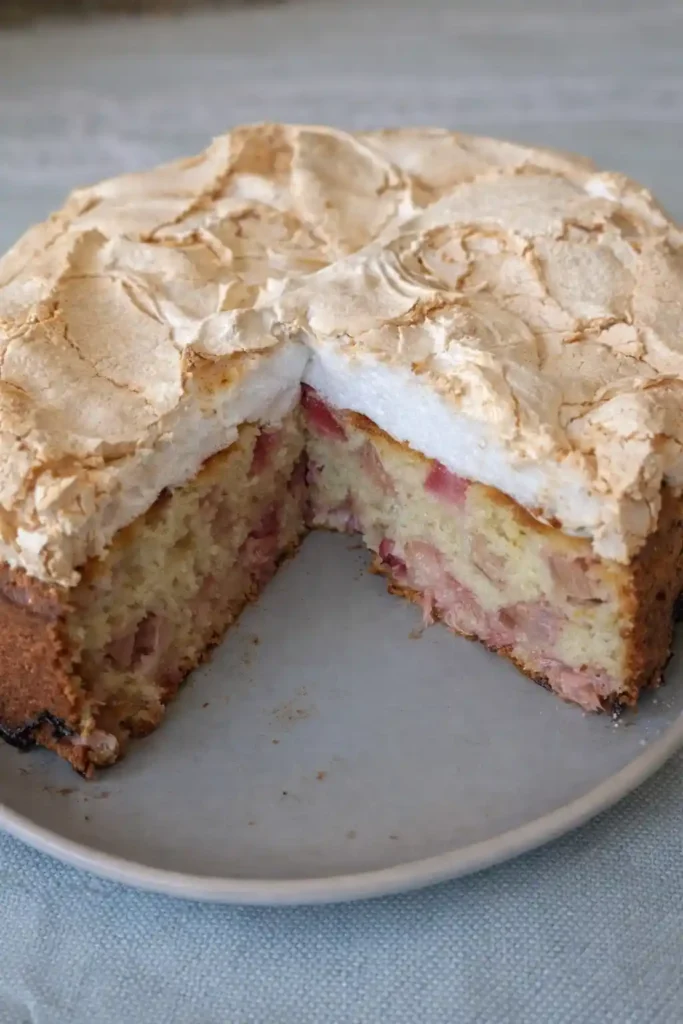Rhabarberkuchen mit Baiser und Rührteig angeschnitten – saftiger Rhabarber Baiser Kuchen nach Omas Rezept