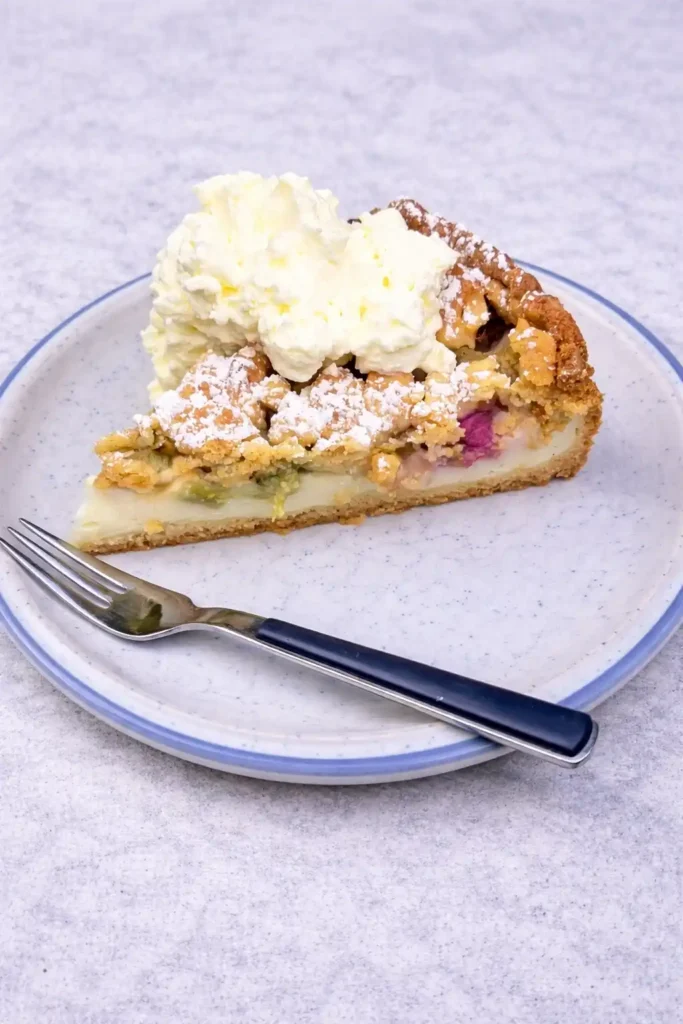 Rhabarberkuchen mit Pudding und Streusel Stück mit Sahne – saftiger Rhabarberkuchen nach Omas Rezept