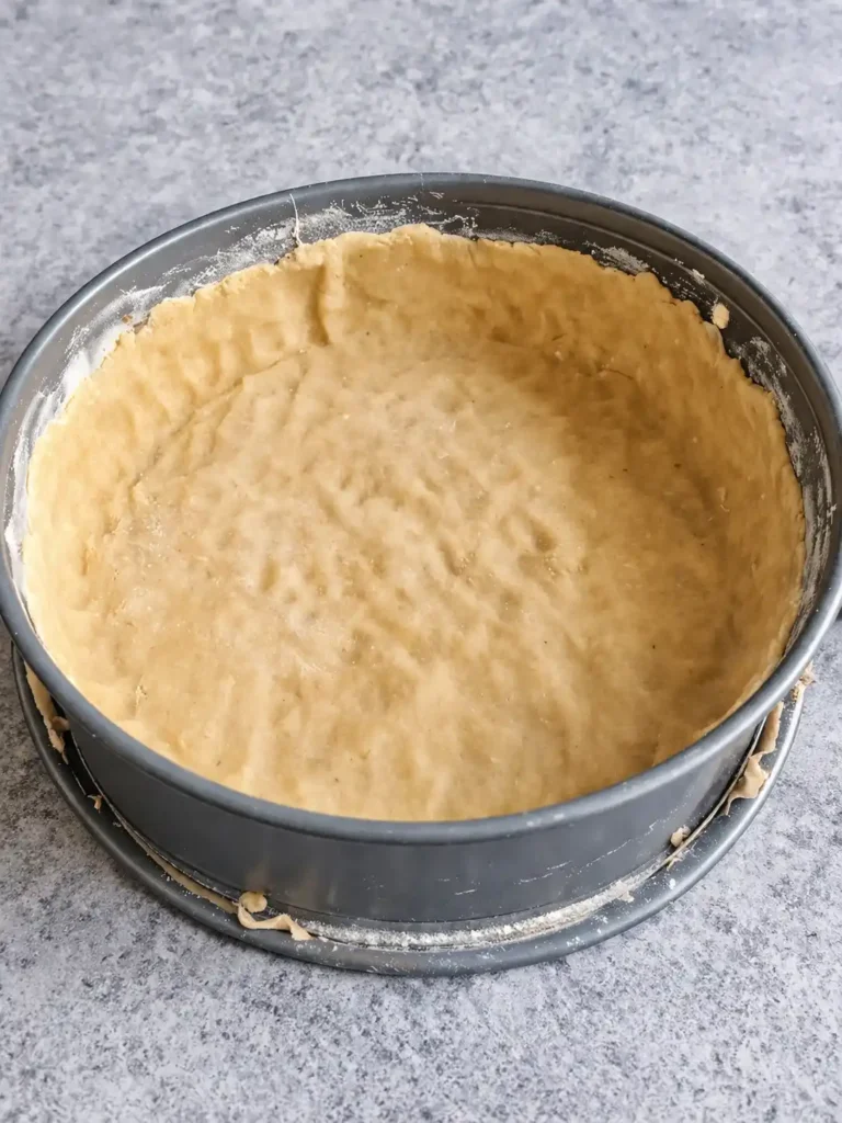 Rhabarberkuchen mit Pudding und Streusel in Springform – Mürbeteig Boden in der Springform vorbereitet