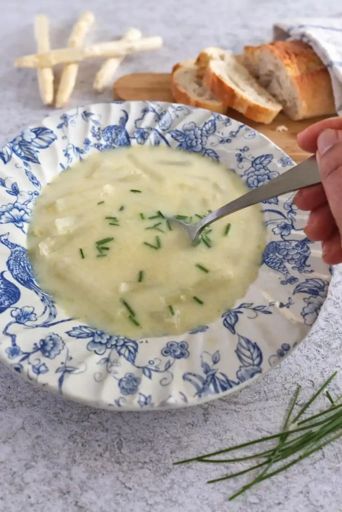 Spargelsuppe mit Ei beim Servieren – Omas Spargelsuppe mit Ei als einfaches klassisches Rezept