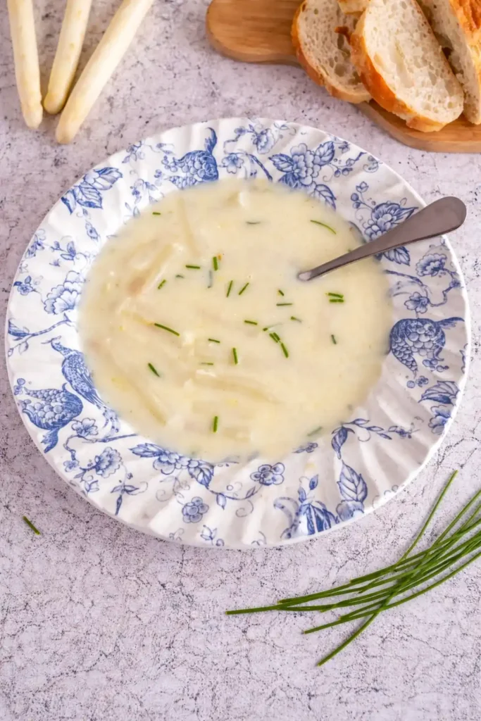 Spargelsuppe mit Ei auf einem Teller serviert – Omas Spargelsuppe mit Ei als einfaches klassisches Rezept