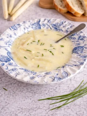 Spargelsuppe mit Ei in einer Schüssel serviert – Omas Spargelsuppe mit Ei als einfaches klassisches Rezept