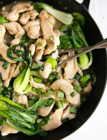 Pak Choi mit Hähnchen in der Pfanne – saftige Hähnchenbrust mit grünem Pak Choi in einer asiatischen Hähnchenpfanne