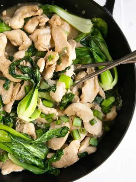 Pak Choi mit Hähnchen in der Pfanne – saftige Hähnchenbrust mit grünem Pak Choi in einer asiatischen Hähnchenpfanne