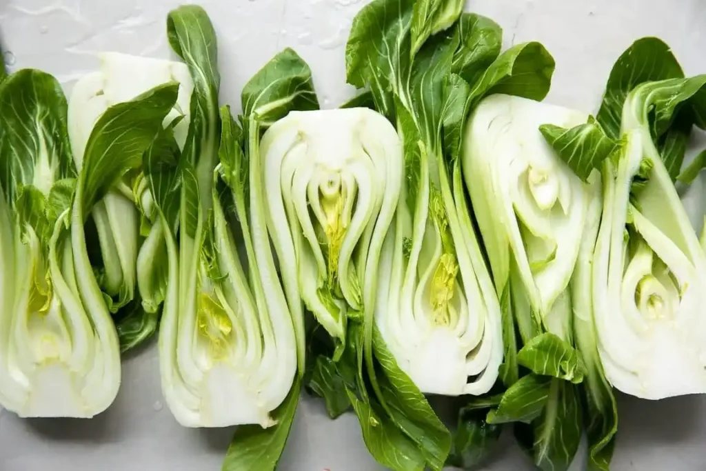 Frischer Pak Choi halbiert – knackiges Gemüse als Basis für Pak Choi mit Hähnchen und asiatische Pfannengerichte