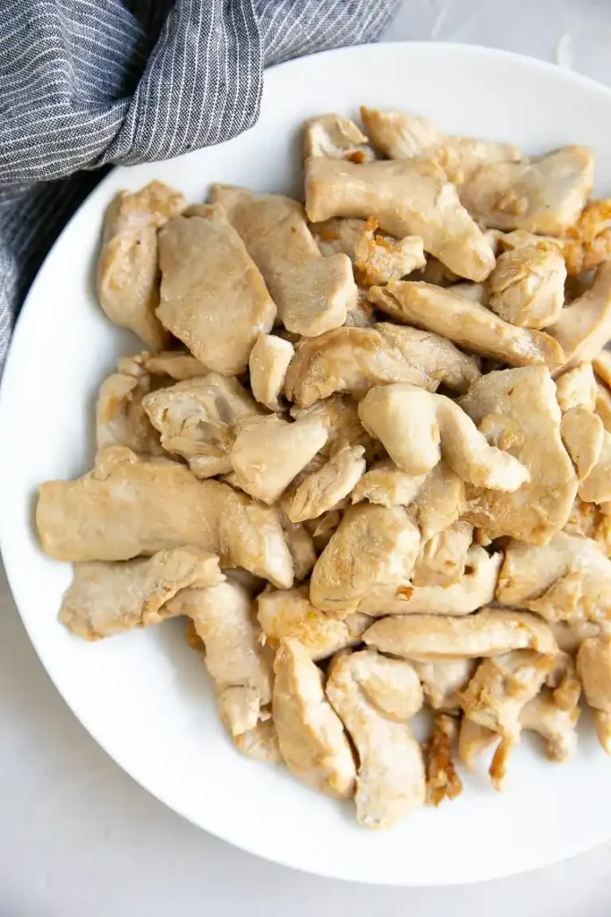 Gebratene Hähnchenbruststücke auf Teller – saftiges Fleisch für Pak Choi mit Hähnchen Pfanne