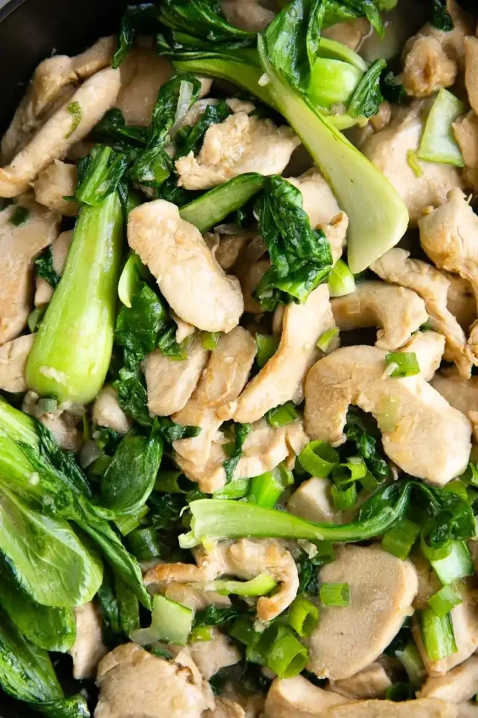 Pak Choi mit Hähnchen in der Pfanne – saftige Hähnchenbrust mit grünem Pak Choi und Frühlingszwiebeln