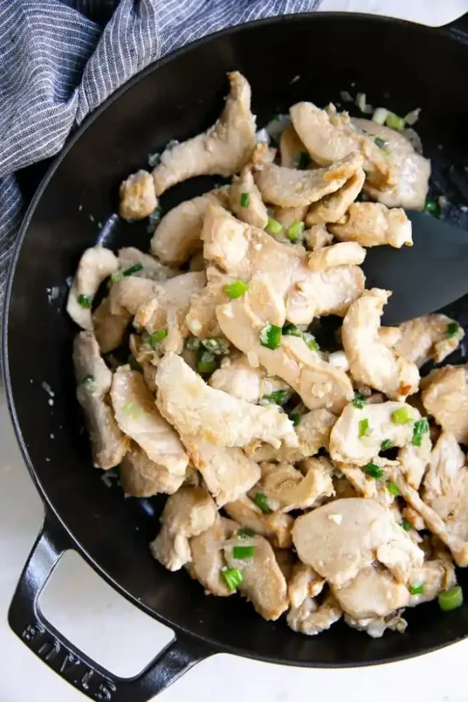 Hähnchen mit Frühlingszwiebeln in der Pfanne anbraten – Zubereitung für Pak Choi Hähnchenpfanne