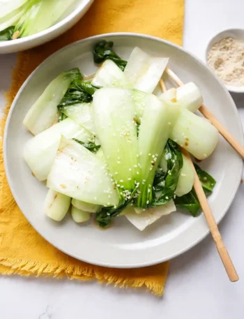 Pak Choi Rezept einfach in der Pfanne zubereitet, knackig gebratener Pak Choi mit Sesam