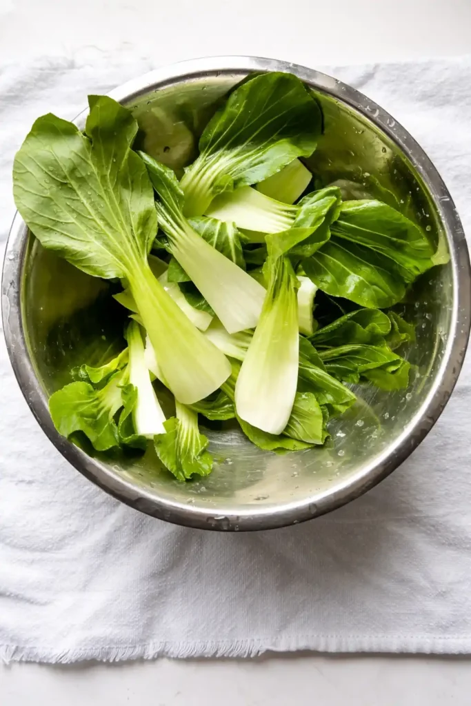 Frischer Pak Choi gewaschen und vorbereitet für ein einfaches Pak Choi Rezept aus der Pfanne