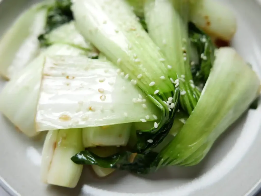 Gebratener Pak Choi aus der Pfanne mit Sesam, einfaches Pak Choi Rezept schnell zubereitet