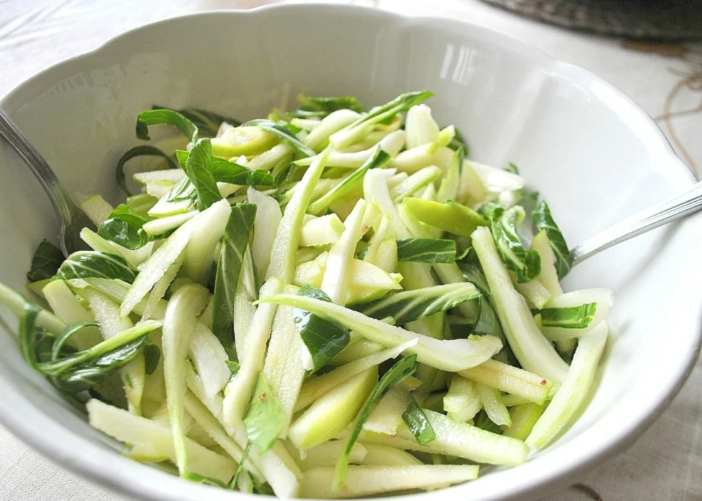 Pak Choi Apfel Salat frisch zubereitet – gesundes Pak Choi Rezept mit Apfelstreifen