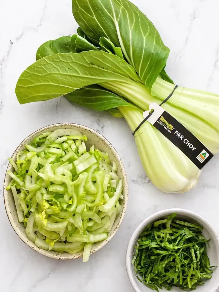 Frischer Pak Choi für Pak Choi Salat asiatisch vorbereitet – geschnittener Pak Choi für ein einfaches Pak Choi Salat Rezept