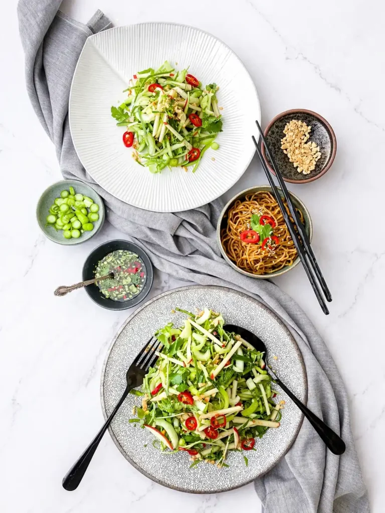 Pak Choi Salat asiatisch serviert mit Dressing, Nüssen und Beilagen – frischer Pak Choi Salat Rezept