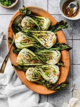 Pak Choi aus dem Ofen mit Sesamsauce – einfaches Pak Choi Backofen Rezept als Ofengemüse angerichtet