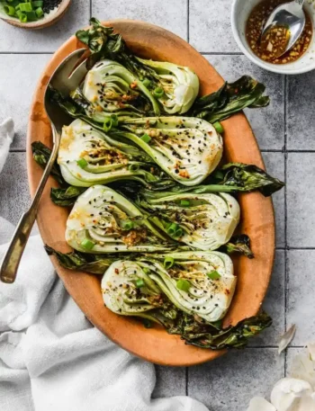 Pak Choi aus dem Ofen mit Sesamsauce – einfaches Pak Choi Backofen Rezept als Ofengemüse angerichtet