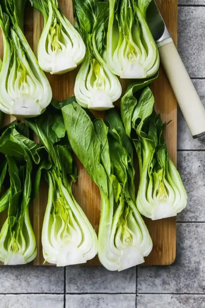Halbierter Pak Choi auf Schneidebrett – Vorbereitung für Pak Choi aus dem Ofen Rezept